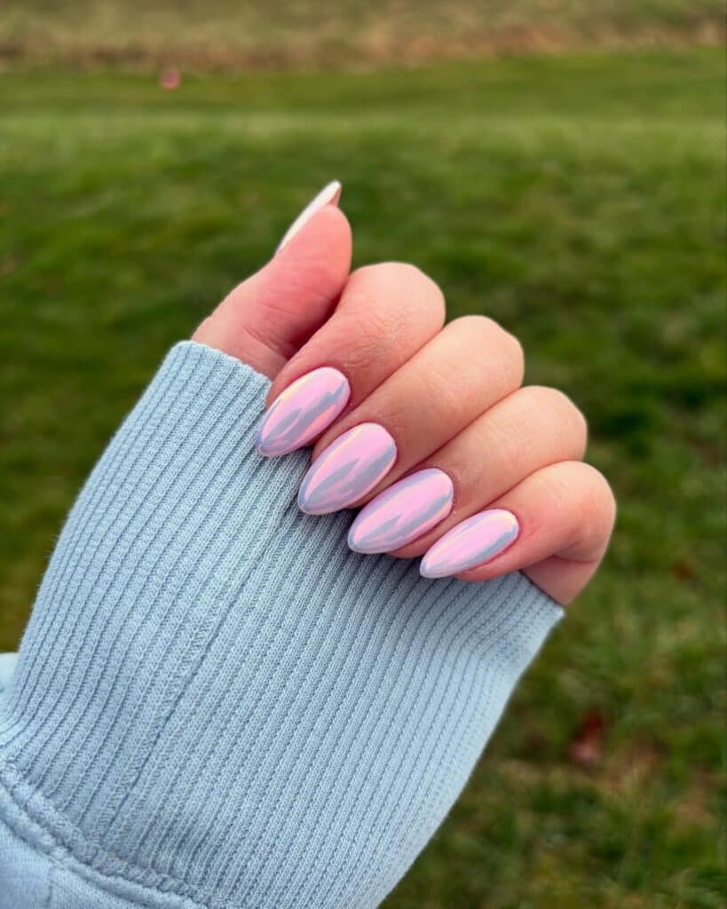 Short nails with a perfectly buffed mermaid chrome powder finish.