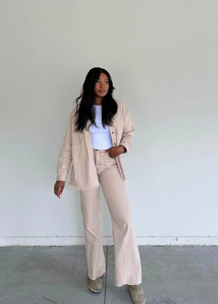 Influencer @simplytandya wearing neutral Birkenstock clogs with a monochrome outfit.