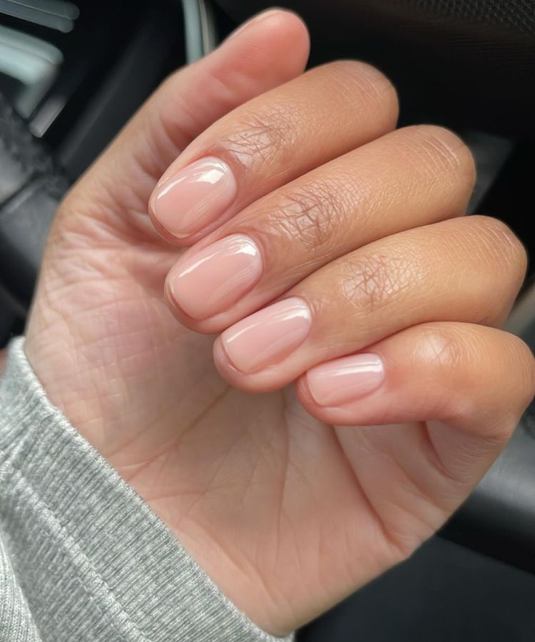 Neutral sheer jelly nails with a glass-like finish by @paintedbyjools.
