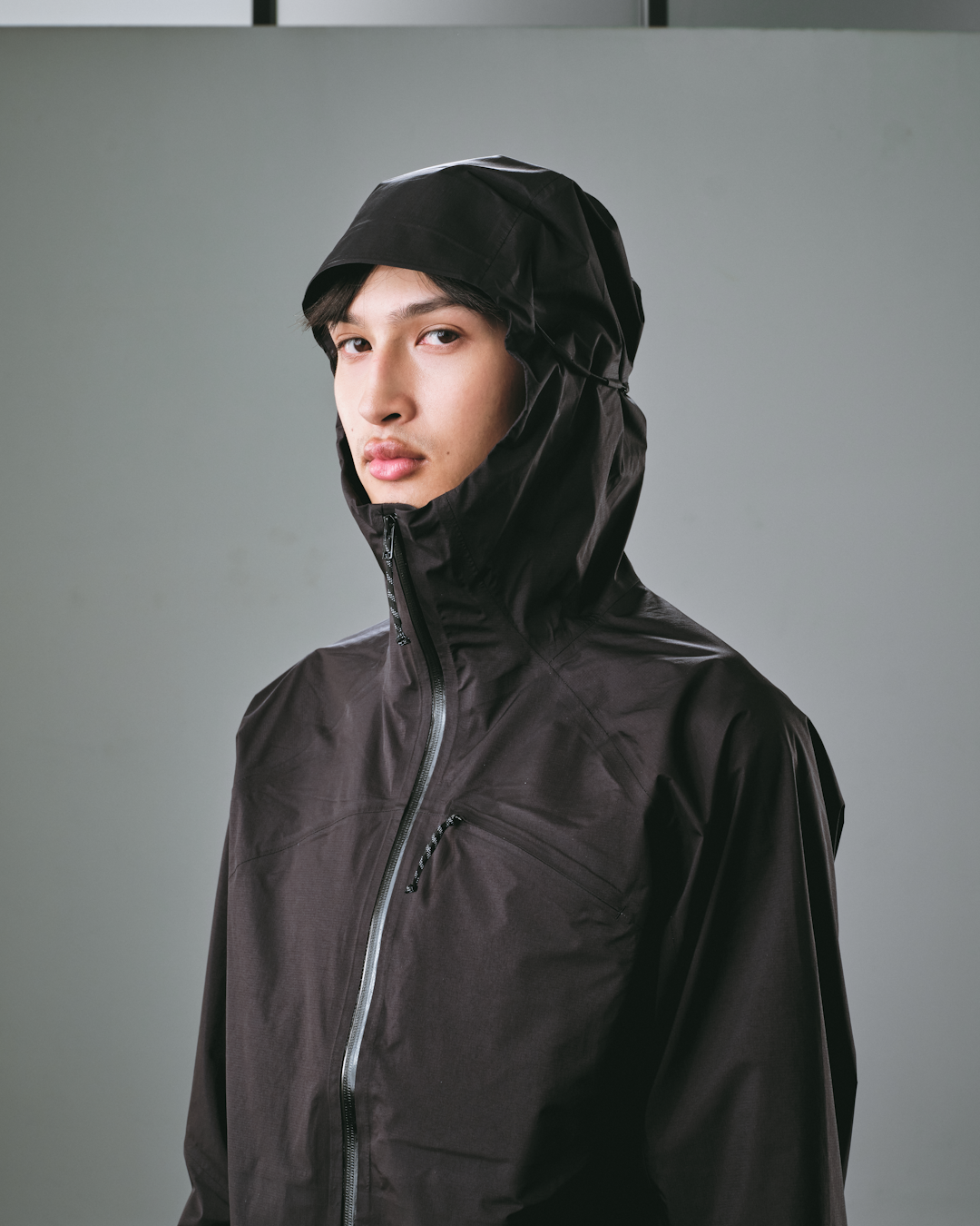 Macrophotography of GORE-TEX fabric surface with water droplets.