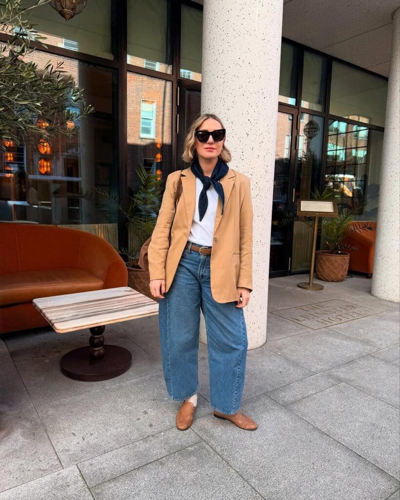 Casual summer outfit with light denim barrel jeans and minimalist flat sandals